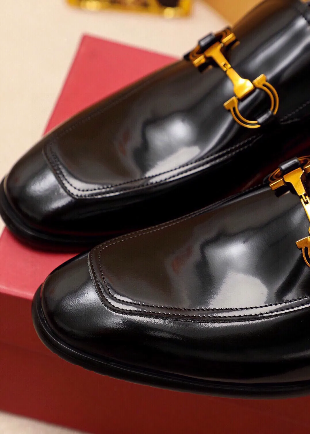 Men's shoes 💰520 💐 Product trademark: Ferragamo "Ferragamo" casual leather shoes Regular size: 38-44 (45🉑️customized) Product materials: Selected imported first-layer open-edge beaded cowhide upper + original hardware buckle, imported water-dyed cowhide leather lining. Strong three-dimensional visual effect, combined outsole Color: 3⃣️colors available
